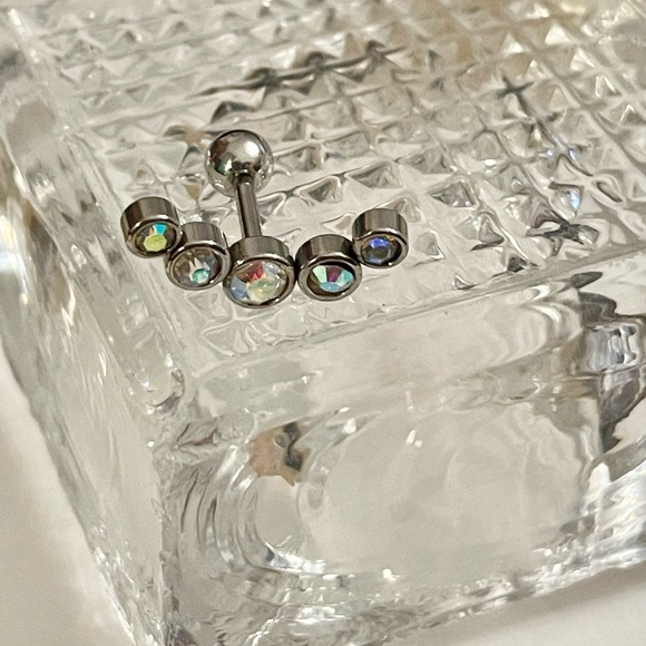 1Pc Iridescent CZ 16g- Surgical Stainless Cartilage/ Helix/Tragus Stud NWT - Picture 12 of 13